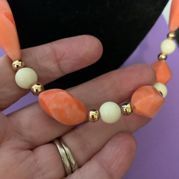 Gorgeous necklace salmon and white 22” - Picture 5 of 6